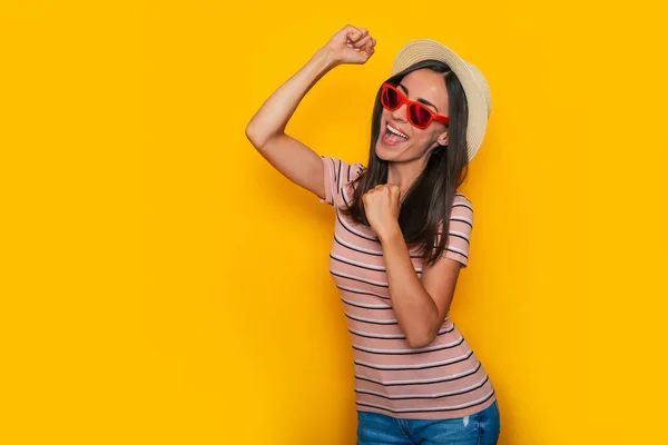 Glad Glada Vackra Turist Kvinna Hatt Och Solglasögon Poserar Gul — Stockfoto
