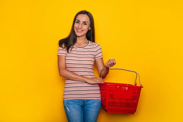 Hermosa Joven Feliz Cliente Mujer Con Cesta Roja Comestibles Está —  Fotos de Stock