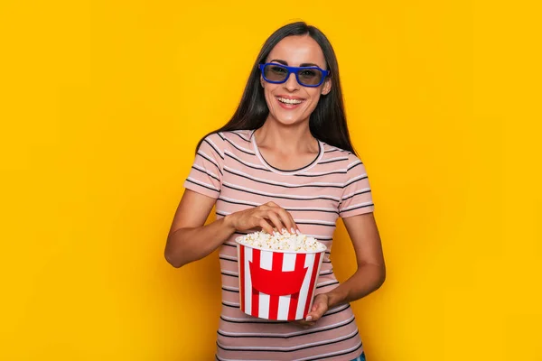 Excitada Bela Jovem Morena Moderna Uso Casual Óculos Cinema Grande — Fotografia de Stock