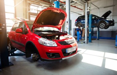 Çok sayıda asansörü ve teşhis ve servis onarım araçları için özel donanımları olan modern araba tamir istasyonu