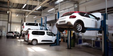 Çok sayıda asansörü ve teşhis ve servis onarım araçları için özel donanımları olan modern araba tamir istasyonu