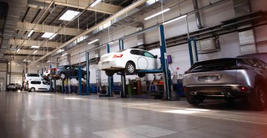 Çok sayıda asansörü ve teşhis ve servis onarım araçları için özel donanımları olan modern araba tamir istasyonu