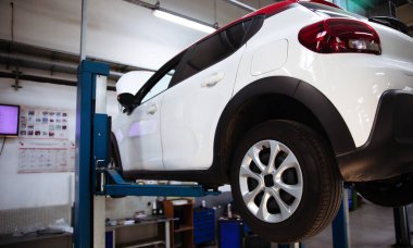 Çok sayıda asansörü ve teşhis ve servis onarım araçları için özel donanımları olan modern araba tamir istasyonu