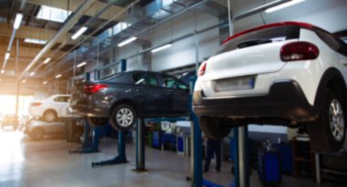 Çok sayıda asansörü ve teşhis ve servis onarım araçları için özel donanımları olan modern araba tamir istasyonu