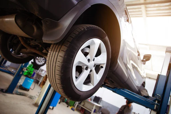 Carro Bonito Moderno Uma Estação Serviço Processo Ser Reparado — Fotografia de Stock