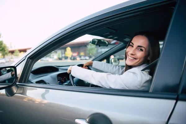 Hermosa Mujer Negocios Feliz Éxito Está Conduciendo Nuevo Coche Moderno —  Fotos de Stock