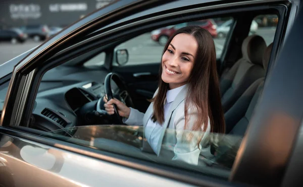 Piękny Szczęśliwy Sukces Bizneswoman Jest Prowadzenie Nowego Nowoczesnego Samochodu Dobrym — Zdjęcie stockowe
