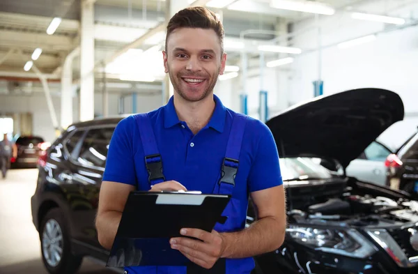 Confiante Concentrado Jovem Experiente Especialista Reparação Automóveis Com Tablet Sua — Fotografia de Stock