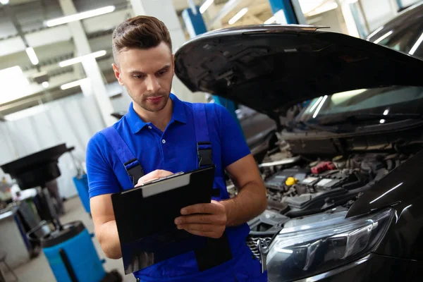 Especialista Reparación Automóviles Joven Concentrado Con Confianza Con Una Tableta — Foto de Stock