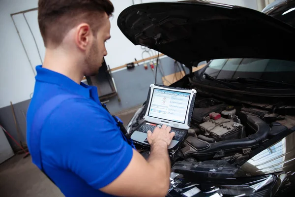 Joven Mecánico Coches Guapo Con Computadora Portátil Mano Lleva Cabo — Foto de Stock