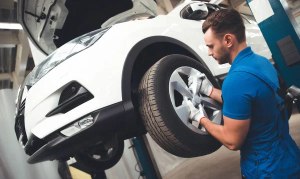 Mecânico Carro Profissional Bonito Muda Uma Roda Carro Realiza Uma — Fotografia de Stock