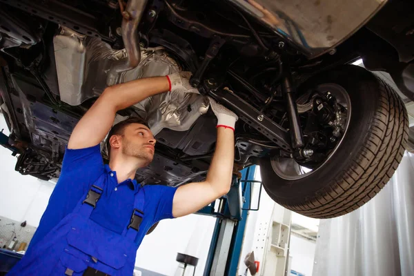 Alegre Bonito Confiante Especialista Reparação Automóveis Reparos Macacões Substitui Peças — Fotografia de Stock