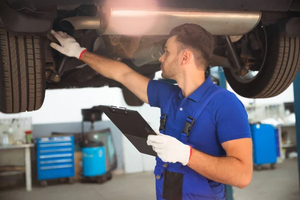 Självsäker Och Koncentrerad Ung Och Erfaren Bilreparatör Med Tablett Handen — Stockfoto