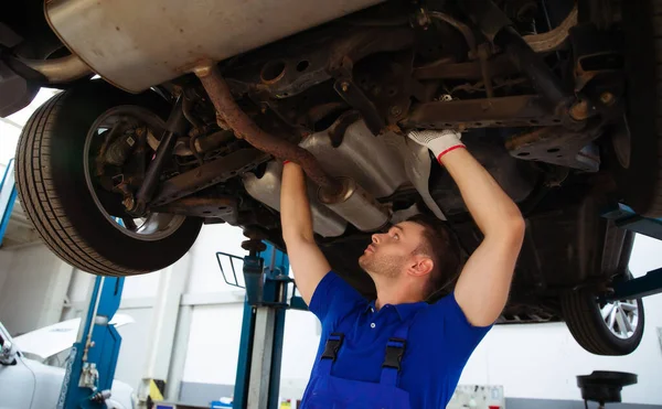 Alegre Bonito Confiante Especialista Reparação Automóveis Reparos Macacões Substitui Peças — Fotografia de Stock