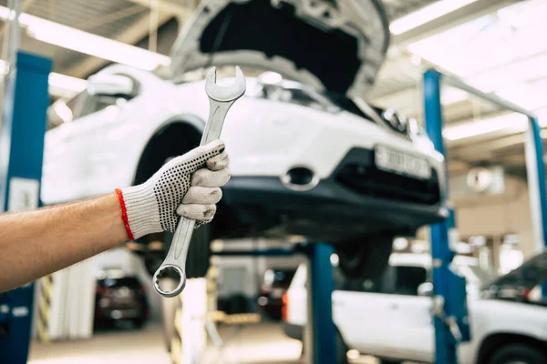 Foto Vicino Maschio Meccanico Auto Mano Con Una Chiave Aperta — Foto Stock