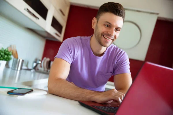 Gelukkig Knap Glimlachen Jonge Man Casual Kleding Zit Terwijl Het — Stockfoto