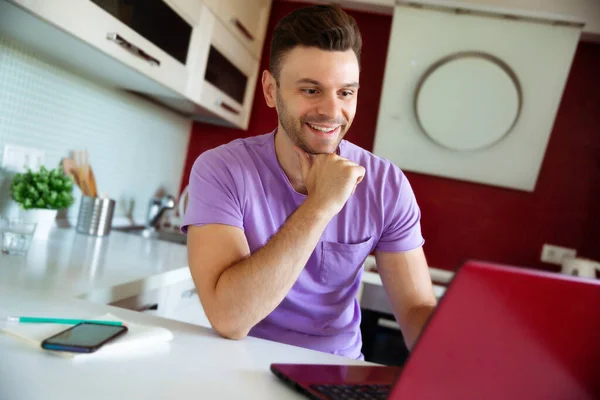 Щасливий Красивий Усміхнений Молодий Чоловік Повсякденному Одязі Сидить Працюючи Ноутбуці — стокове фото