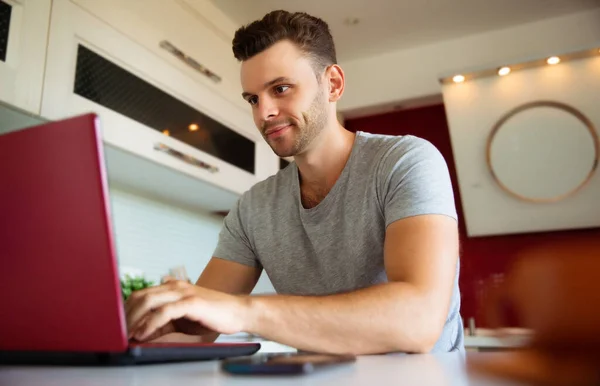Moderne Glimlachende Zelfverzekerde Man Werkt Laptop Huishoudelijke Keuken — Stockfoto
