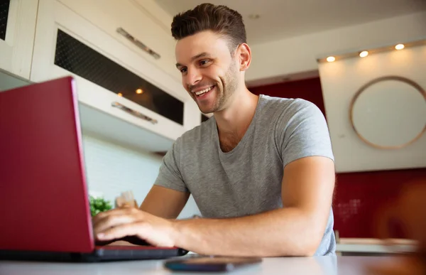 Moderne Glimlachende Zelfverzekerde Man Werkt Laptop Huishoudelijke Keuken — Stockfoto