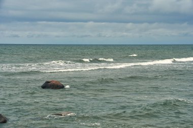 Bulutlu Gökyüzü Altında Sakin Baltık Denizi Dalgaları