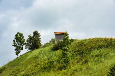 Bulutlu Gökyüzünün Altında Gizli Tepe Yapısı
