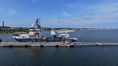 Tallinn Cruise Terminali 'ne yanaşmış bir araştırma gemisi.