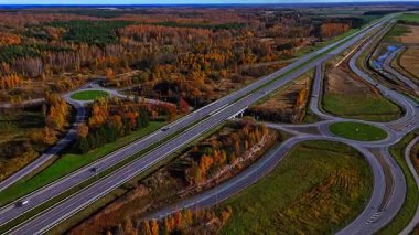 Sonbahar Renklerinde Estonya Otoyolunun Hava Hızı - İnsansız Hava Aracı Görünümü