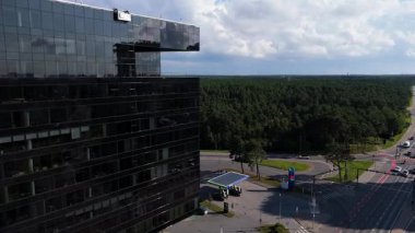 Jarve Bölgesindeki Modern Ofis İnşaat ve Orman Görünümü, Tallinn, Estonya - İnsansız Hava Aracı Perspektifi
