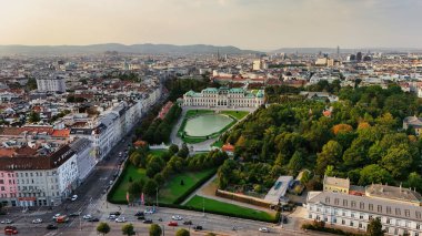 Günbatımında Belvedere Sarayı ve Viyana Skyline 'ın insansız hava aracı görüntüsü