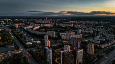 Tallinn 'in Geniş Konutları Uçan Alacakaranlık Manzarası