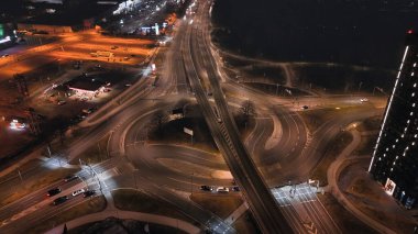 Estonya 'nın Tallinn kentindeki Modern Otoyol Kavşağı' nın Hava Gecesi Görüntüsü