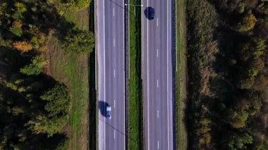 Orman manzarası boyunca otobanın hava aracı görüntüsü - 4K Drone Video