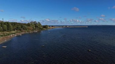 Tallinn 'deki Rocky Baltık Sahil Kıyısı - 4K Drone Video