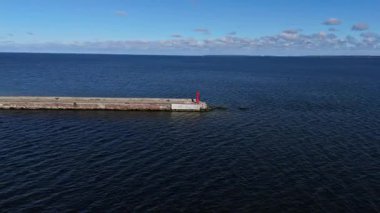 Katarina Rıhtımı ve Baltık Denizi, Tallinn, Estonya insansız hava aracı görüntüsü - 4K Drone Video