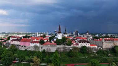 Tallinn Eski Kasabasında Fırtına Gökyüzü - 4K İHA Videosu