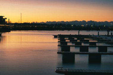 Tallinn 'deki NoBlessner Limanı' nda Boş Rıhtım ve Sakin Su ile Huzurlu Günbatımı