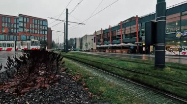 Tallinn Şehir Merkezi Modern Tramvay, Estonya - 4K Video