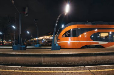Gece Tallinn 'deki Balti Jaam İstasyonunda Modern Elron Treni