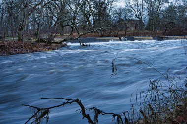 Keila Nehri Weir ve Rapids in late Autumn, Keila-Joa, Estonya