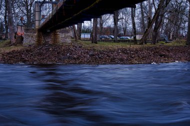 Keila Nehri üzerindeki tarihi asma köprü Keila-Joa, Estonya