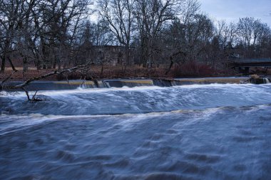 Keila Nehri Weir ve Rapids in Autumn Forest, Keila-Joa, Estonya