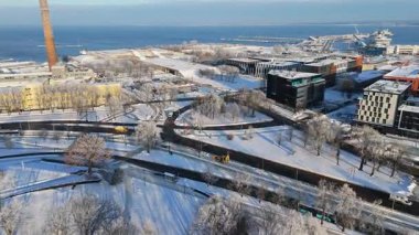 Linnahall ve Donmuş Tallinn Liman Sahil Hattı Kış Manzarası - 4K Drone Video