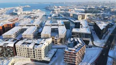 Porto Franco Merkezi, Tallinn, Estonya Kış Hava Görüntüsü - 4K Drone Video