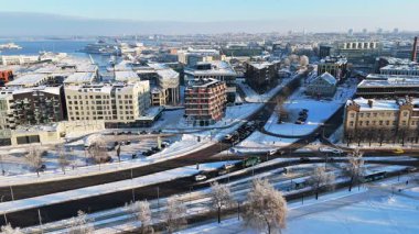 Tallinn Şehri ve Limanı Kış Hava Görüntüsü, Estonya - 4K Drone Video