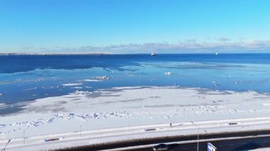 Estonya 'nın Tallinn kentindeki Buz Baltık Denizi ve Pirita Karayolları Kış Drone Uçağı