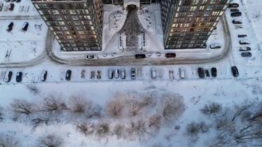 Estonya 'nın Tallinn kentindeki Modern Konut Kompleksinin Kış Havadan Yükselişi