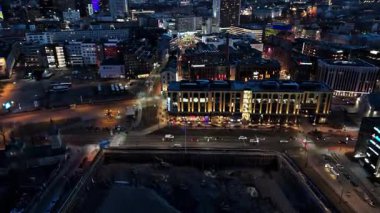 Tallinn Estonya 'da Rotermann Bölgesi ve Modern Şehir Işıkları Hava Gecesi Manzarası