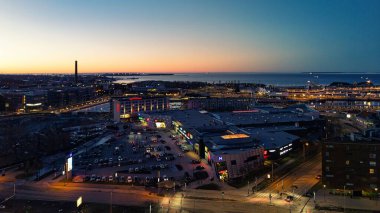 Estonya 'nın Sunset kentindeki Nautica Alışveriş Merkezi ve Tallinn Limanı Havadan Görünümü