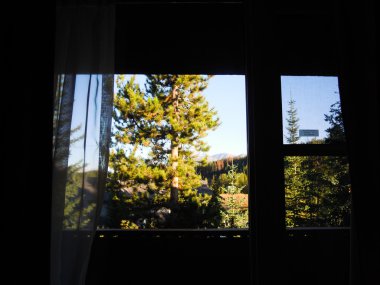 Lake Louise Köyü, Kanada Rocky Dağları otelin penceresinden sarı yapraklar