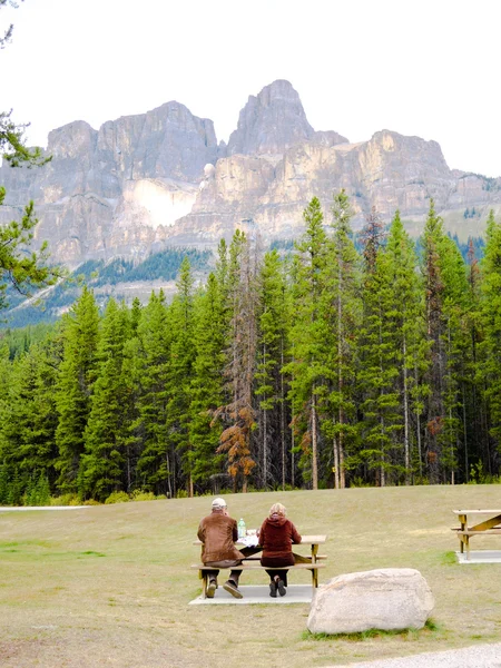 Almoço enquanto visualiza a Montanha do Castelo, Montanhas Rochosas Canadenses — Fotografia de Stock